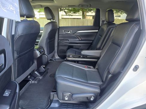 Used 2019 Toyota Highlander XLE image 27
