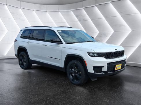 New 2025 Jeep Grand Cherokee L Altitude image 8