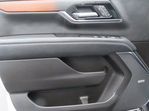 Certified 2025 GMC Yukon XL Denali image 10