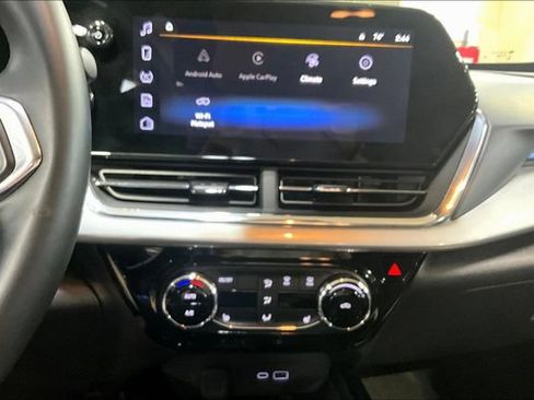 Certified 2025 Chevrolet Trax LT w/ LT Convenience Package FWD image 15