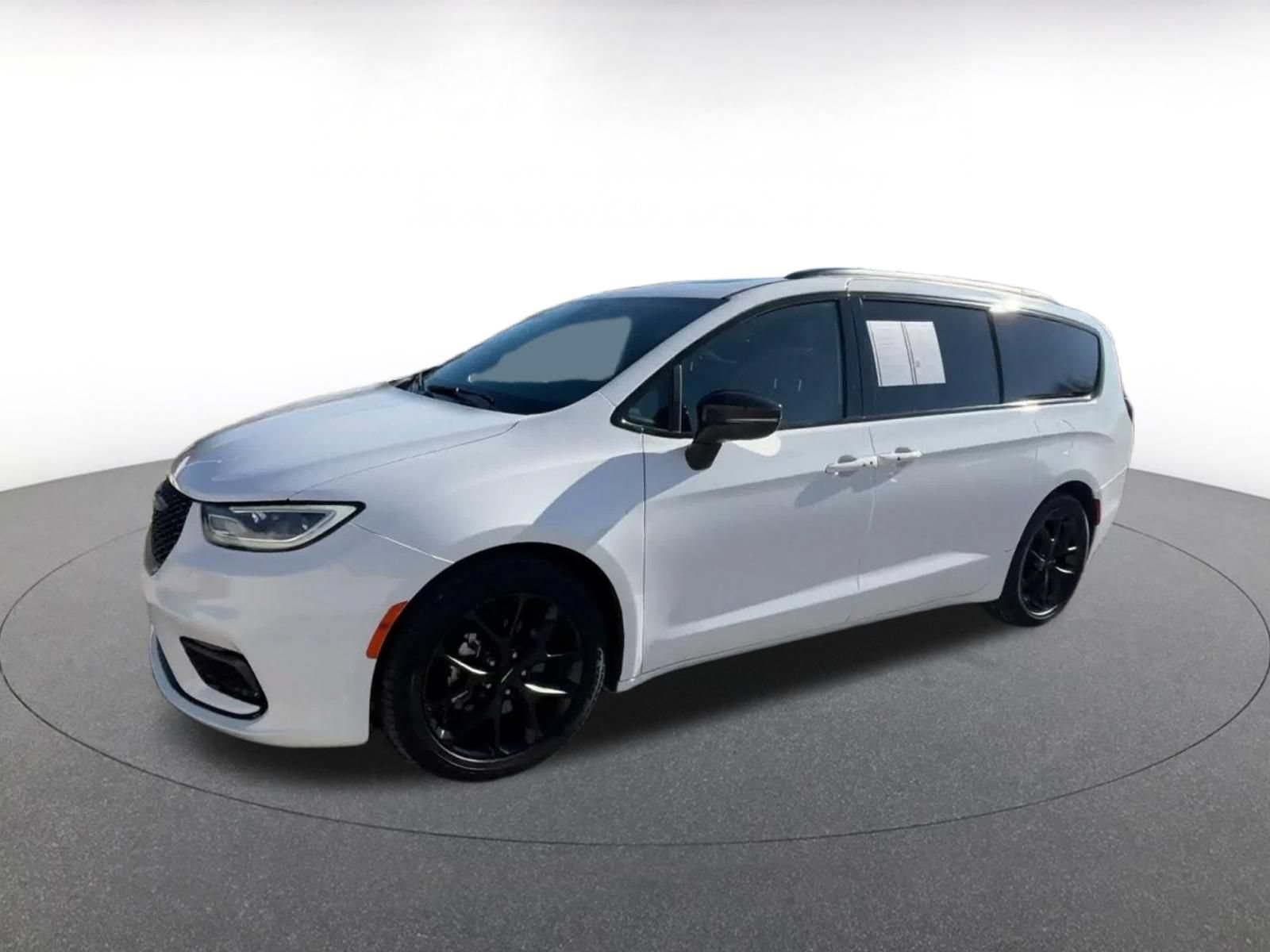 Used 2025 Chrysler Pacifica Limited FWD image 7