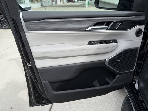 Used 2023 Jeep Wagoneer L Series II image 21