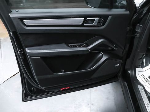 Used 2022 Porsche Cayenne Platinum Edition AWD/4WD image 24