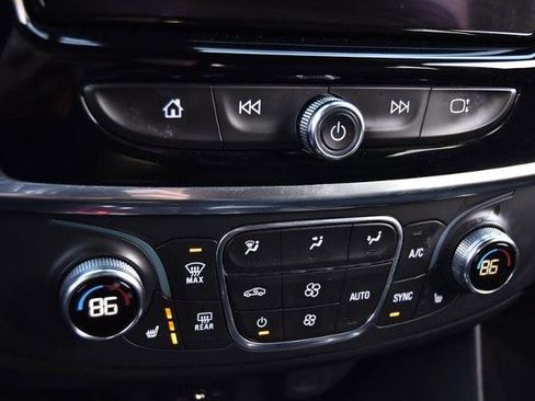 Used 2022 Chevrolet Traverse LT image 19