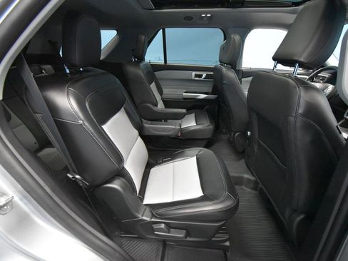 Used 2022 Ford Explorer XLT w/ Equipment Group 202A AWD/4WD image 27