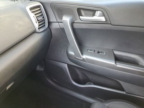 Used 2018 Kia Sportage LX w/ LX Technology Package image 34