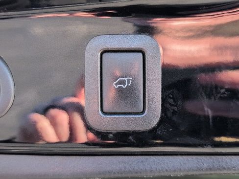 Used 2016 Toyota Highlander XLE image 25