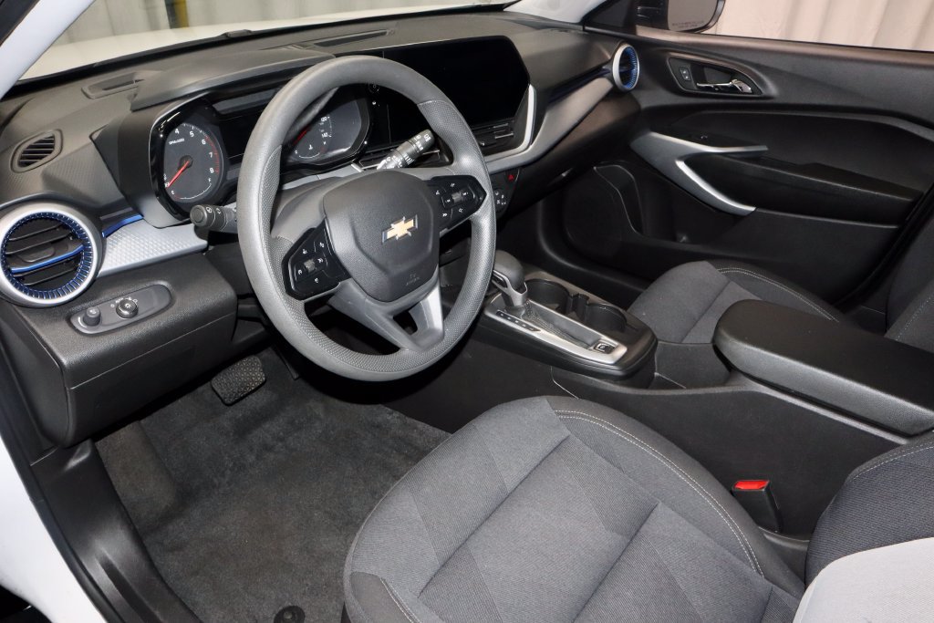 Used 2025 Chevrolet Trax LS FWD image 24