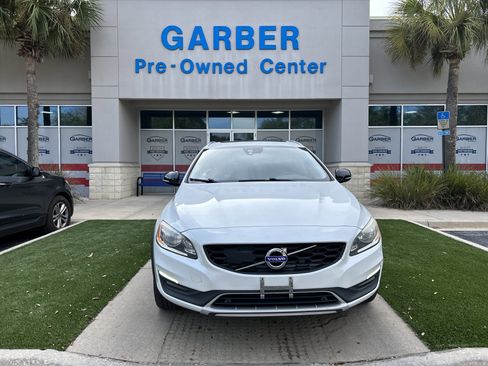Used 2017 Volvo V60 T5 Cross Country w/ Convenience Package image 2