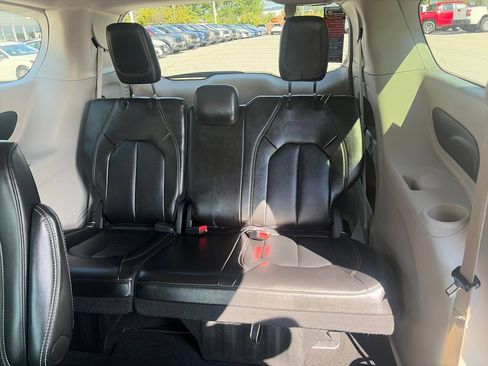 Used 2024 Chrysler Pacifica Touring-L FWD image 31