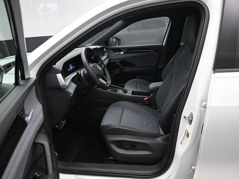 Used 2025 Volkswagen Tiguan SE R-Line AWD/4WD image 9