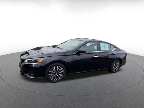 Used 2025 Nissan Altima 2.5 SV FWD image 8