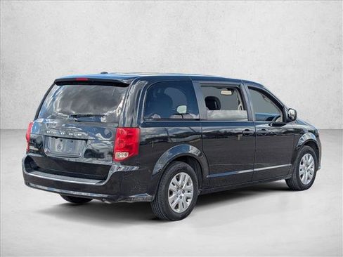 Used 2019 Dodge Grand Caravan SE w/ UConnect Hands-Free Group image 5