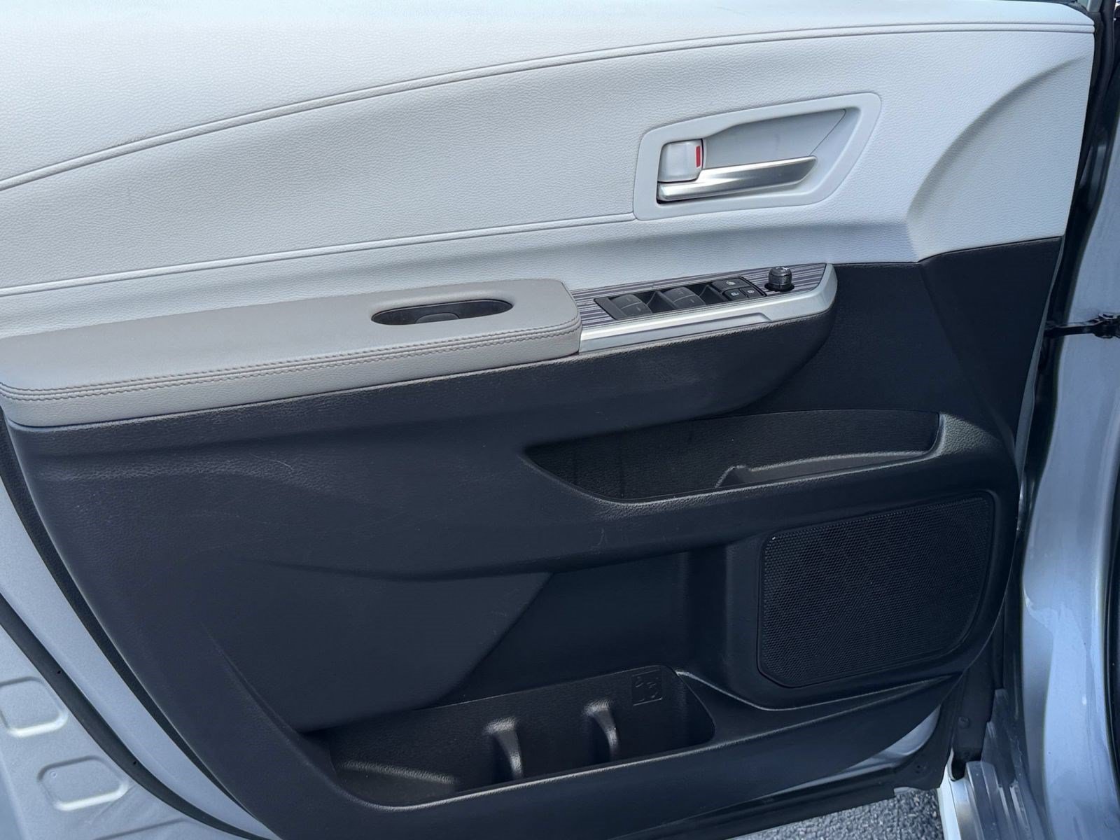 Used 2025 Toyota Sienna XLE FWD image 14