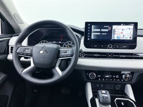 New 2025 Mitsubishi Outlander SE image 14