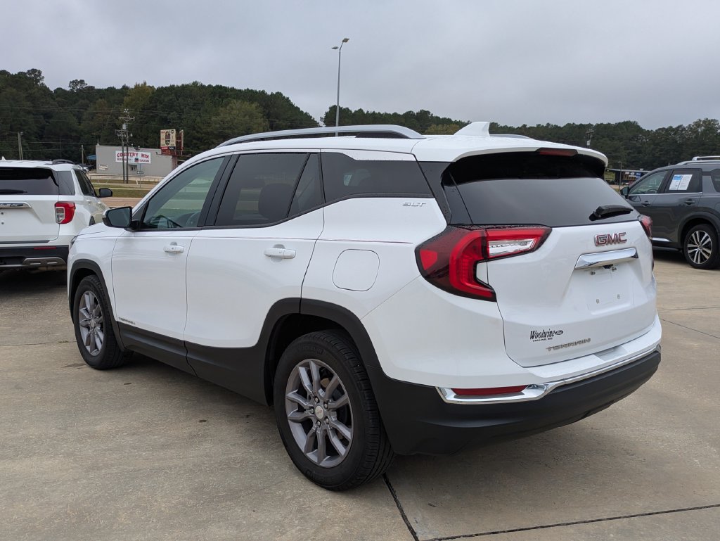 Used 2023 GMC Terrain SLT w/ Infotainment Package II FWD image 3