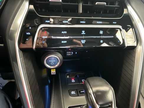 Used 2022 Toyota Venza XLE image 21