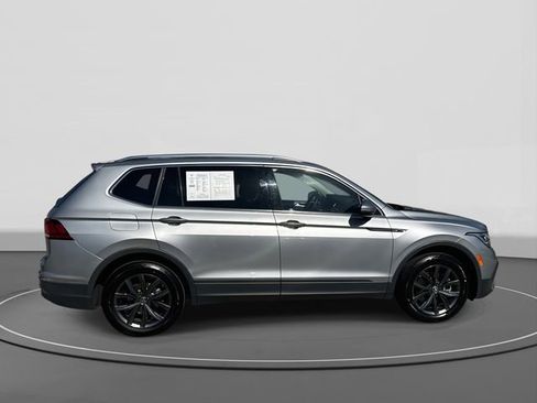 Used 2023 Volkswagen Tiguan SE w/ Panoramic Sunroof Package image 3