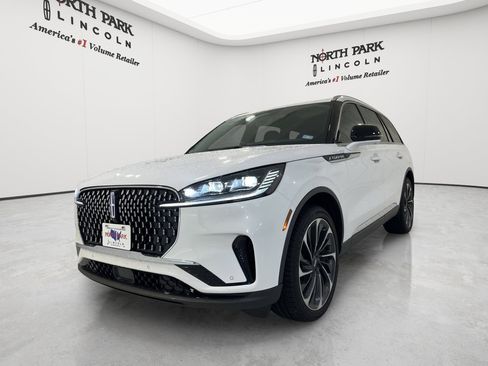Used 2026 Lincoln Aviator Reserve AWD/4WD image 8