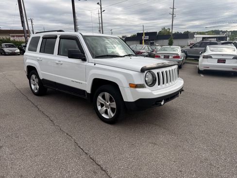 Used 2014 Jeep Patriot Latitude w/ All Weather Capability Group AWD/4WD image 4