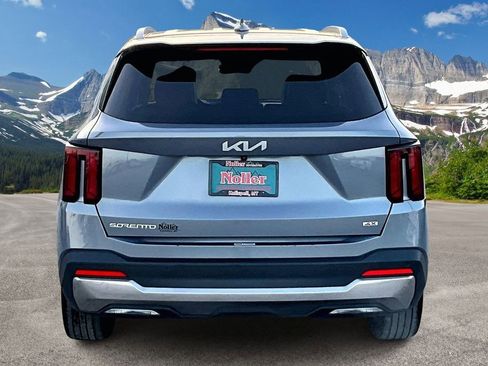 Used 2024 Kia Sorento S image 4
