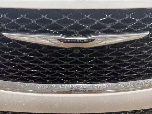 Used 2024 Chrysler Pacifica Touring-L image 28