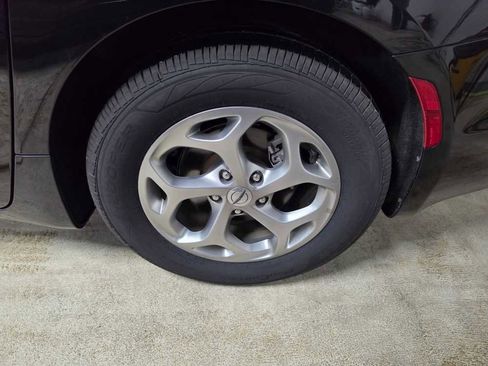 Used 2022 Chrysler Pacifica Limited image 6