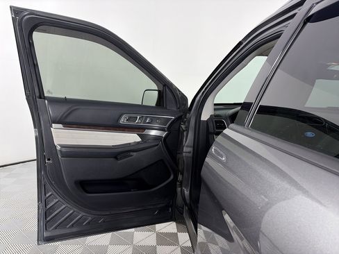 Certified 2017 Ford Explorer Platinum image 10
