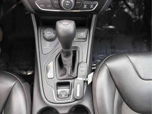 Used 2020 Jeep Cherokee Latitude Plus w/ Cold Weather Group image 28