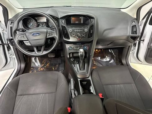 Used 2016 Ford Focus SE FWD image 2