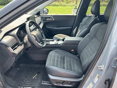 Used 2025 Mitsubishi Outlander SE FWD image 28