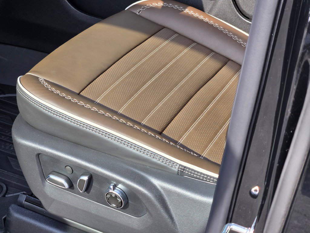 New 2027 GMC Yukon Denali Ultimate w/ LPO, Floor Liner Package AWD/4WD image 8