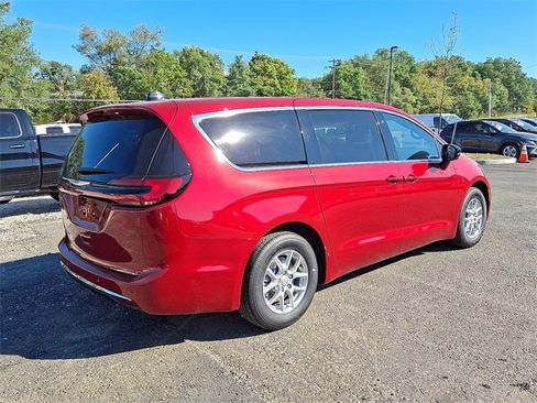 New 2026 Chrysler Pacifica Select image 10