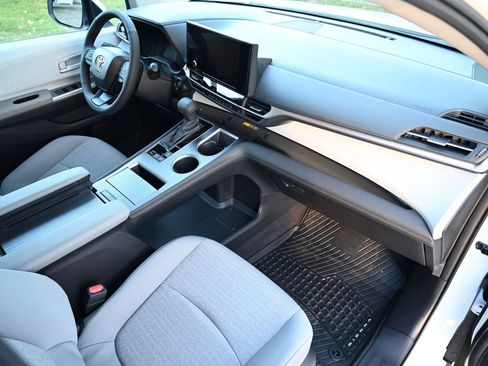 Used 2025 Toyota Sienna LE image 45