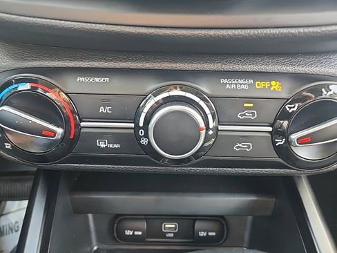 Used 2023 Kia Soul LX w/ LX Technology Package image 17