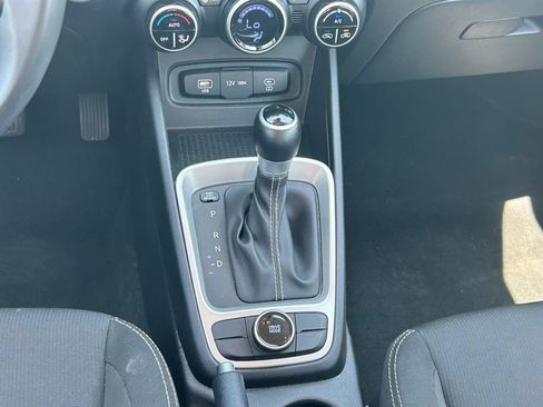 Used 2025 Hyundai Venue SEL FWD image 19