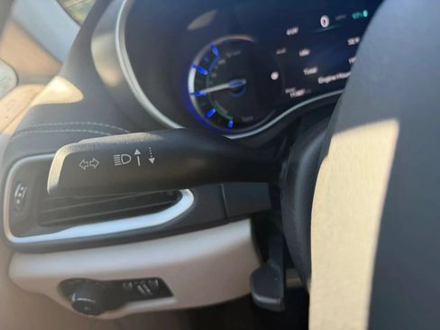 Used 2024 Chrysler Pacifica Limited FWD image 16