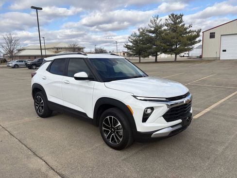 Used 2025 Chevrolet TrailBlazer LT image 2