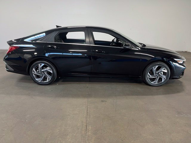 Used 2025 Hyundai Elantra Limited FWD image 2