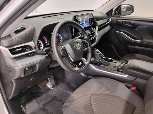Used 2021 Toyota Highlander L image 11