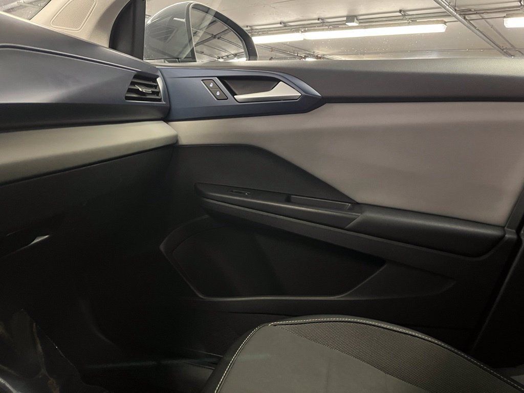 Used 2023 Volkswagen Taos SE w/ Panoramic Sunroof Package FWD image 32
