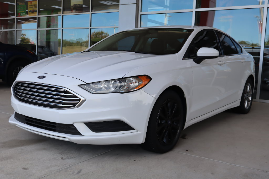 Used 2017 Ford Fusion SE w/ Fusion SE Technology Package FWD image 3
