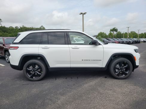 New 2025 Jeep Grand Cherokee Altitude image 5