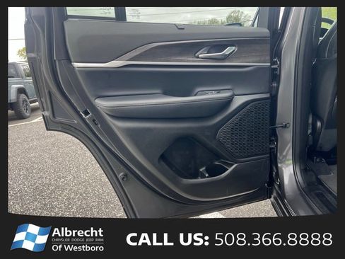 New 2025 Jeep Grand Cherokee Limited w/ Luxury Tech Group II AWD/4WD image 14
