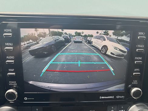 Used 2020 Toyota Highlander XLE FWD image 17
