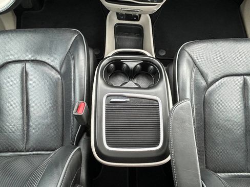 Used 2018 Chrysler Pacifica Limited FWD image 15