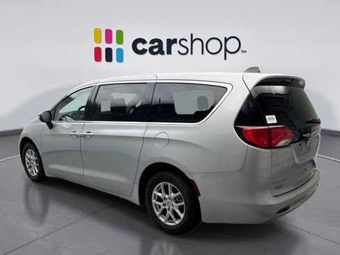 Used 2023 Chrysler Voyager LX image 3