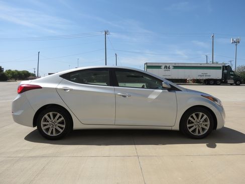 Used 2014 Hyundai Elantra SE w/ Option Group 02 FWD image 6