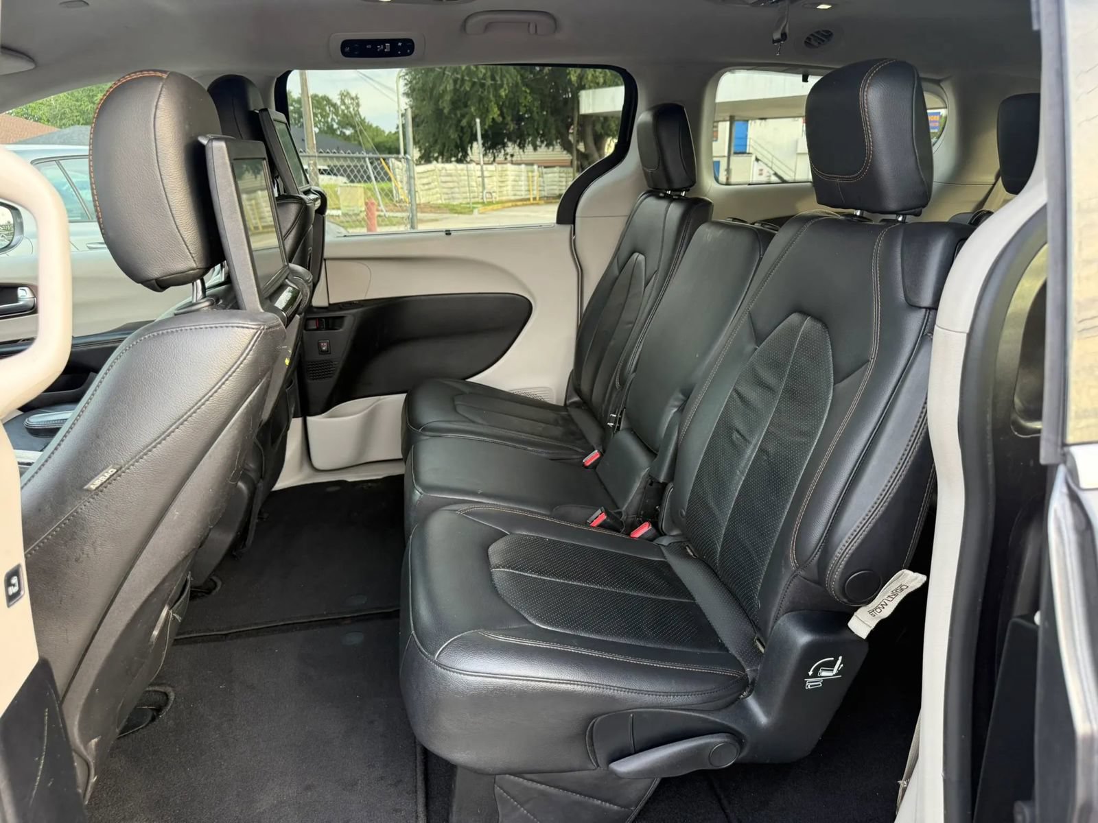 Used 2017 Chrysler Pacifica Touring-L Plus FWD image 10