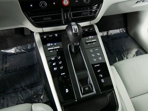 Certified 2026 Porsche Macan AWD/4WD image 26